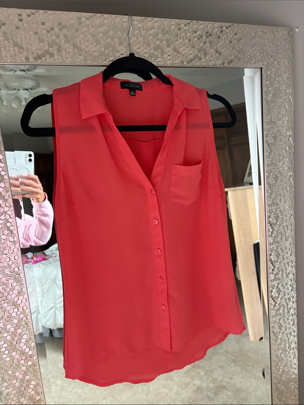 Express Coral Sleeveless Button-Front Blouse with matching size 7 sandal